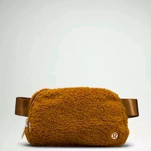 Lululemon everywhere belt bag burnt caramel fleece/sherpa